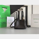 Top Quality BOTTEGA VENETA parachute Andiamo small size 796569